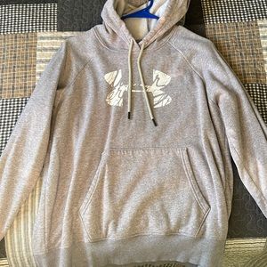 Under armor women’s sweatshirt/hoodie. Size M. Great condition.